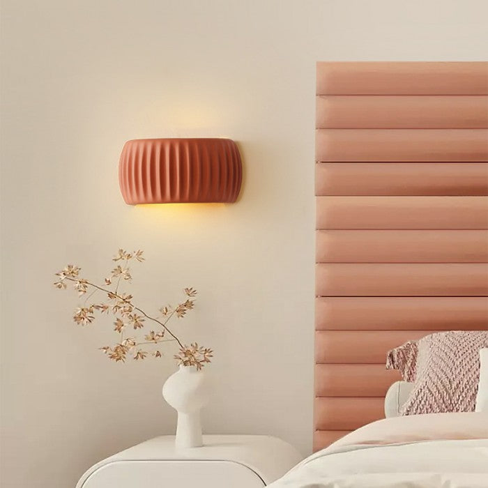 Applique murale nervurée en résine, ampoule G9 – RibbedGlow — détail de la matière