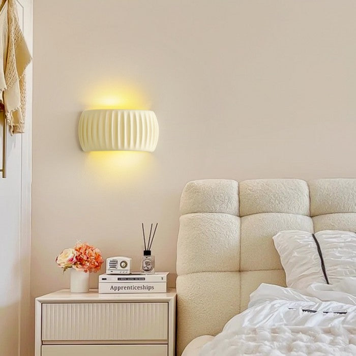 Applique murale nervurée en résine, ampoule G9 – RibbedGlow — mise en situation dans la pièce