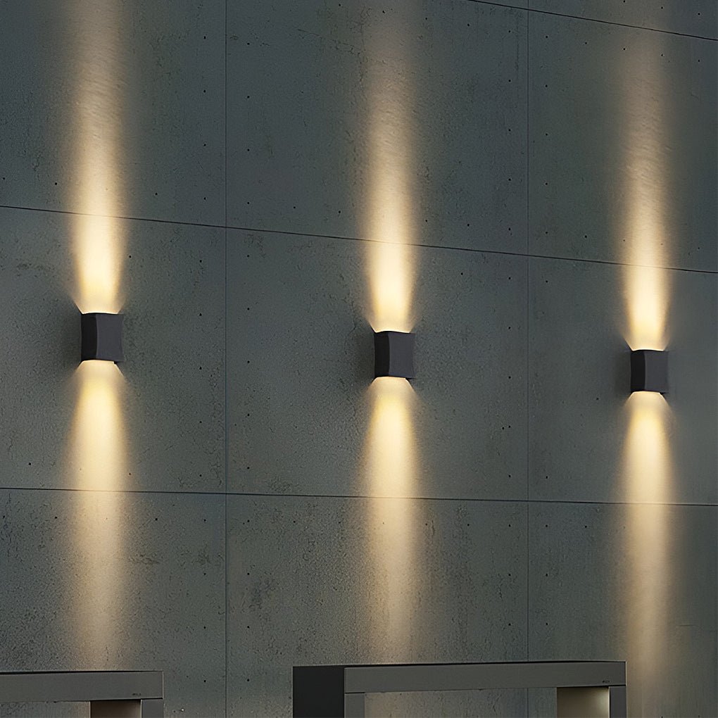 Applique murale extérieure LED haut et bas IP65 – 8 W — allumé en situation