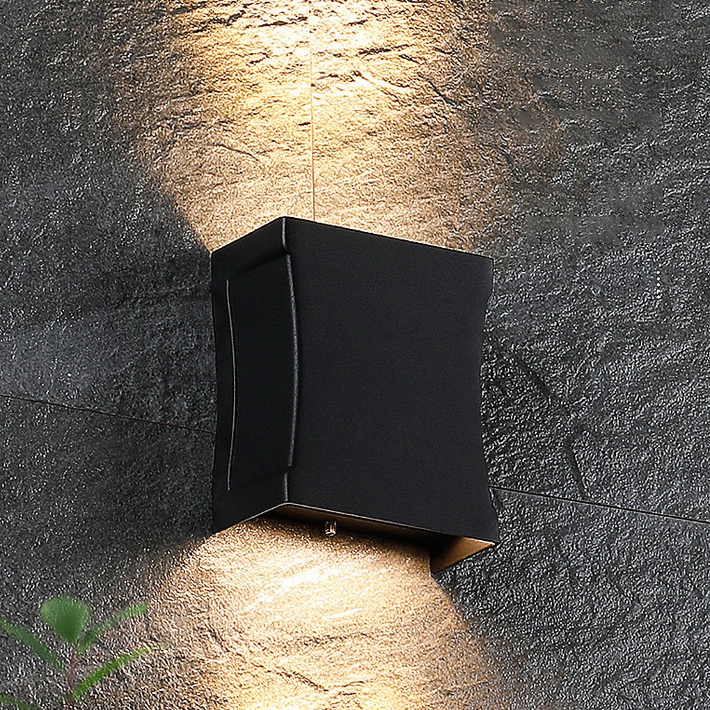 Applique murale extérieure LED haut et bas IP65 – 8 W — vue de trois quarts
