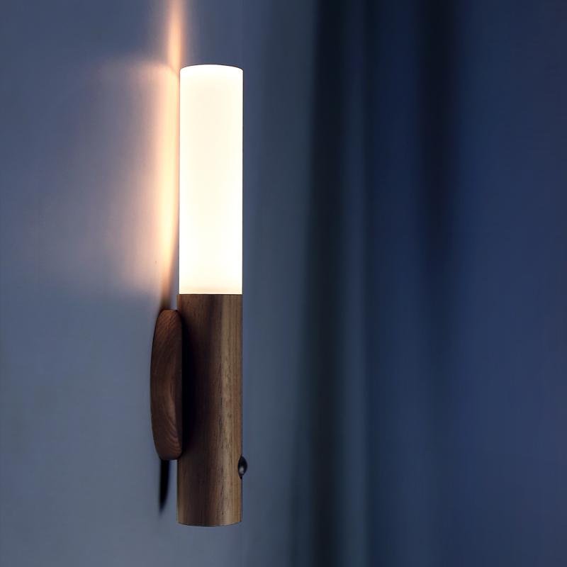 Lampe d'appoint magnétique en bois à détecteur – LightSence — vue de trois quarts