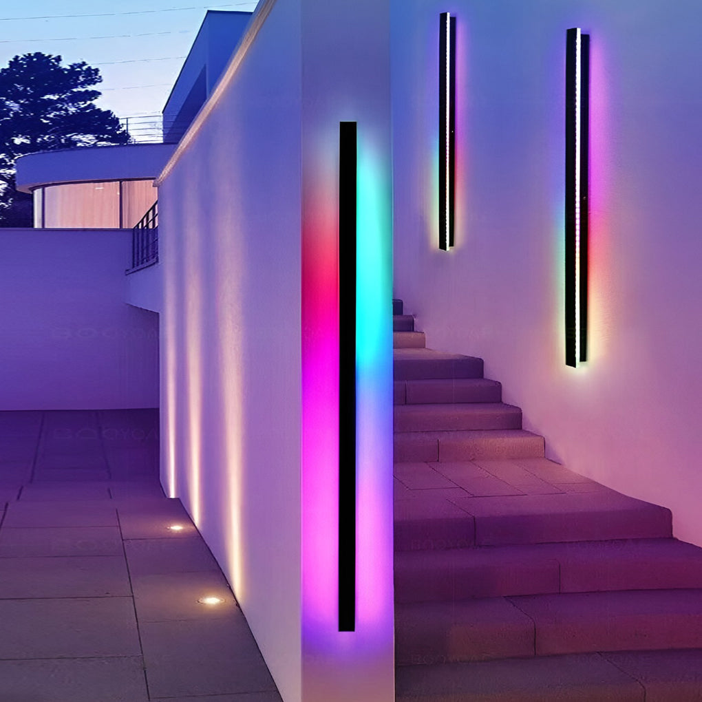 Applique murale extérieure LED linéaire fine aluminium IP65 — allumé en situation (2)