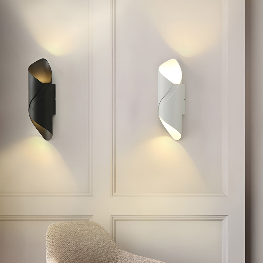 Applique murale extérieure LED linéaire fer et PMMA dimmable — détail de la finition