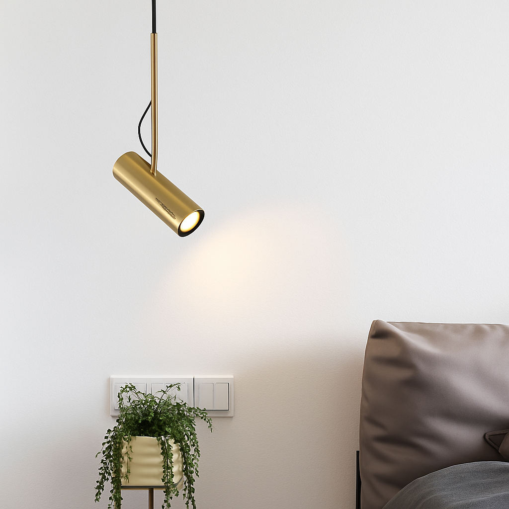 Suspension spot orientable en aluminium 20 x 20 cm – tige dorée — vue de profil